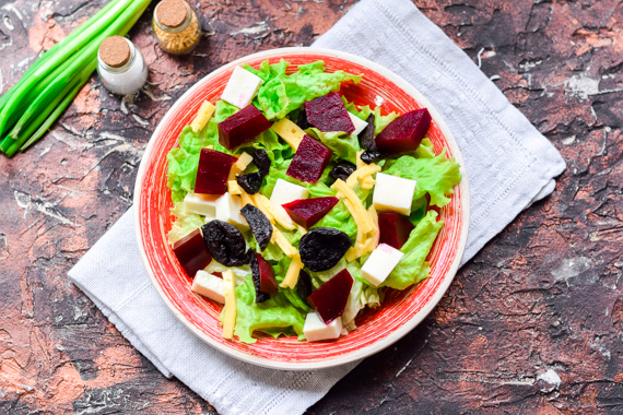 салат из свеклы с сыром и черносливом рецепт фото 6